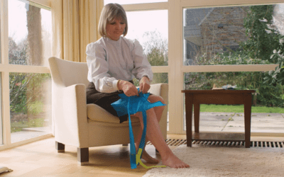 Frau hält die Steve Glide Clipper Anziehhilfe für Kompressionsstrümpfe in beiden Händen